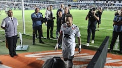 Un hincha salta a pedirle una foto a Neymar y todo termina en tragedia: la imagen es tremenda