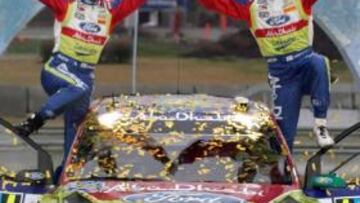 <b>UN CHICO FELIZ.</b> Latvala celebró así su magnífica victoria.