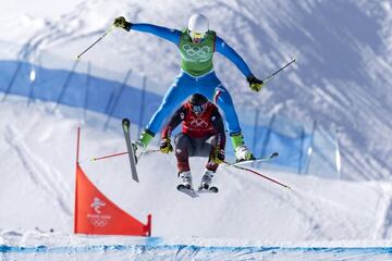 El italiano Simone Deromedis y el canadiense Brady Leman, en Pek¨ªn, durante su actuaci¨®n en la prueba de esqu¨ª cross, una modalidad de esqu¨ª en estilo libre en la que los esquiadores corren en grupos por un trazado con saltos, giros y desniveles.