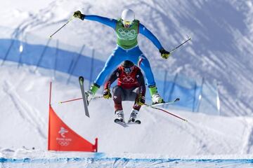 El italiano Simone Deromedis y el canadiense Brady Leman, en Pekín, durante su actuación en la prueba de esquí cross, una modalidad de esquí en estilo libre en la que los esquiadores corren en grupos por un trazado con saltos, giros y desniveles.