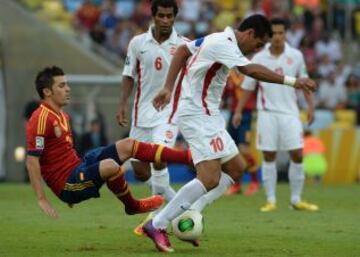 David Villa se va al suelo ante Nicolas Vallar.