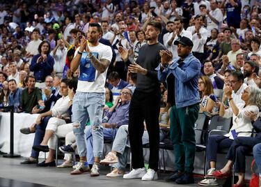 Los jugadores del Real Madrid celebran la victoria y la clasificación a la Final Four de la Euroliga. En la imagen, los 
hermanos Willy y Juancho Hernangómez.