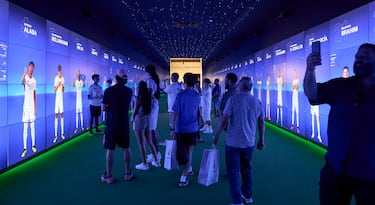 Hace unos años, los que visitaban el Santiago Bernabéu podían gozar de una experiencia única: estar en la piel de un futbolista del Real Madrid y entrar en los entresijos de un partido. Visita de los vestuarios, del túnel, los visitantes tenían la posibilidad de sentirse como sus ídolos. Sin embargo, con las obras, esta tradición se ha perdido. Pero el Madrid lo tiene todo pensado: un vestuario ‘virtual’. En ese pasillo, los asistentes pueden ver a todos los futbolistas madridistas en una pantalla, junto a su estadísticas, mientras que en los altavoces suenan gritos motivadores de los propios jugadores.