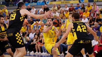 GRAFCAN1388. LAS PALMAS DE GRAN CANARIA, 26/11/2023.-El jugador del Dreamland Gran Canaria Ferran Bassas (c) y los jugadores del Lenovo Tenerife Aaron Doornekamp (d) y Giorgi Shermadini (i) durante el partido de la jornada undécima de la Liga Endesa que ambos equipos disputaron este domingo en el Gran Canaria Arena, en Las Palmas de Gran Canaria. EFE/ Elvira Urquijo A.
