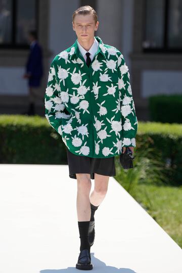 Un modelo luce una creación como parte de la colección masculina Primavera Verano 2024 de Valentino presentada en Milán.