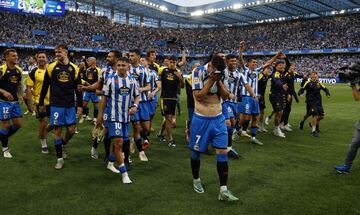 Los jugadores del Deportivo de La Coruña celebran en el estadio de Riazor el ascenso a segunda división.