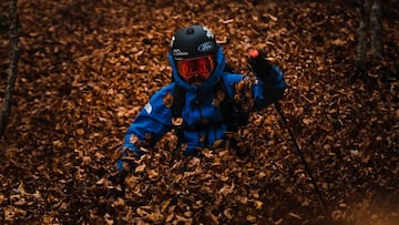 El freerider aran&eacute;s Aymar Navarro esquiando entre hojas ca&iacute;das de los &aacute;rboles en oto&ntilde;o en la Val d&#039;Aran (Lleida, Catalunya, Espa&ntilde;a), en noviembre del 2022. 