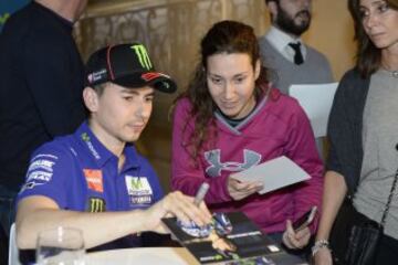 Valentino Rossi y Jorge Lorenzo firmaron autógrafos en el edificio Telefónica de Gran Vía, Madrid. 