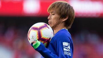 Inui controlando un balón.