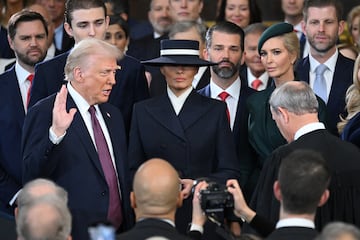 Donald Trump prest juramento como el 47 presidente electo de los Estados Unidos, acompa?ado de su familia: su esposa, Melania Trump, y sus hijos. 