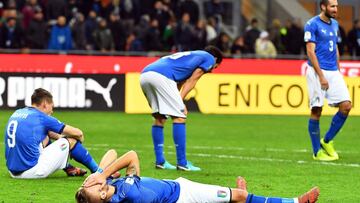 IT26. MILÁN (ITALIA), 13/11/2017.- Los jugadores de Italia muestran su abatimiento durante la eliminatoria de clasificación para la Copa Mundial de la FIFA 2018, en el partido de fútbol de vuelta entre Italia y Suecia, hoy, lunes 13 de noviembre de 2017, en el estadio Giuseppe Meazza de Milán (Italia). EFE/DANIEL DAL ZENNARO