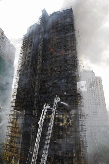 El 15 de noviembre de 2010 una torre de 28 pisos, situada en el c谷ntrico distrito de Jingan, y que se encontraba en proceso de renovaci車n cuando se desat車 el incendio causado por un error humano durante las mejoras del edificio. En este suceso fallecieron m芍s de 50 personas.