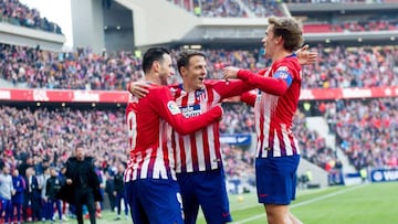 Santiago arias, Nikola Kalinic y Antoine Griezmann celebrando uno de los goles del Atlético de Madrid ante Deportivo Alavés por LaLiga de España