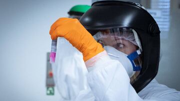 Una trabajadora de un laboratorio holand&eacute;s prepara muestras para analizarlas y detectar casos de coronavirus.
