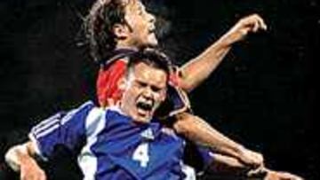 BREGA INÚTIL. Mendieta dio los dos pases de gol y peleó con fuerza aunque el esfuerzo resultara baldío ante la ausencia de rival.