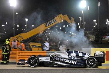 El coche de Pierre Gasly terminó ardiendo. 