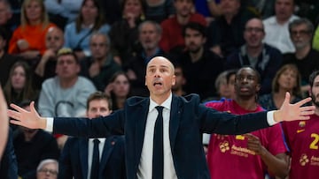El técnico del Barça, Joan Peñarroya, durante el encuentro correspondiente a la fase regular de la Euroliga que disputan hoy viernes frente a Olympiacos en el Palau Blaugrana, en Barcelona.