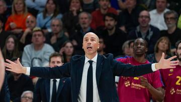 El técnico del Barça, Joan Peñarroya, durante el encuentro correspondiente a la fase regular de la Euroliga que disputan hoy viernes frente a Olympiacos en el Palau Blaugrana, en Barcelona.