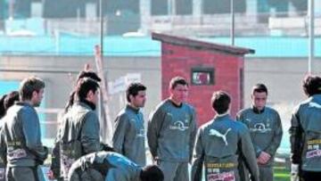 <b>UN EJEMPLO A SEGUIR. </b>Los siete jugadores del Valladolid que están estudiando para ser entrenadores y los que tienen intención de ello seguro que aprenden de Mendilibar.