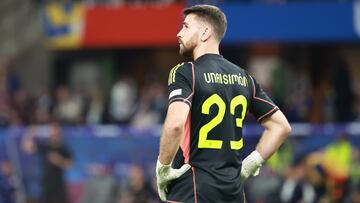 Berlin (Germany), 14/07/2024.- Goalkeeper Unai Simon of Spain reacts after conceding the equalizer during the UEFA EURO 2024 final soccer match between Spain and England, in Berlin, Germany, 14 July 2024. (Alemania, España) EFE/EPA/CLEMENS BILAN
