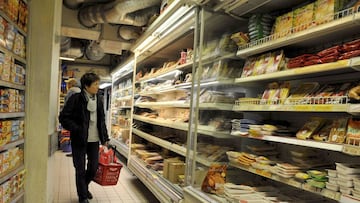 Un cliente observa las estanter&iacute;as de un supermercado en Par&iacute;s, Francia. EFE/Horacio Villalobos/Archivo