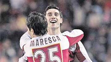 <b>SIN PROBLEMAS. </b>Maresca y Dragutinovic, celebrando el primer gol del partido.