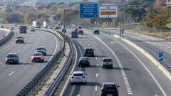 Circulación moderada en la autovía de Extremadura, la A-5, durante la operación salida del puente de diciembre 2022, a 2 de diciembre de 2022, en Madrid (España). Tráfico pone en marcha hoy a las 15.00 horas y hasta la medianoche del domingo 11 de diciembre el dispositivo especial con motivo de las festividades de ámbito nacional de la Constitución y de la Inmaculada, para las que prevé 13,5 millones de desplazamientos por carretera.
02 DICIEMBRE 2022;VACACIONES;PUENTE;CAMIÓN;SEÑAL DE TRÁFICO;A-5;CARRETERA;TRÁFICO;
Ricardo Rubio / Europa Press
02/12/2022