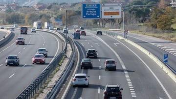 Circulación moderada en la autovía de Extremadura, la A-5, durante la operación salida del puente de diciembre 2022, a 2 de diciembre de 2022, en Madrid (España). Tráfico pone en marcha hoy a las 15.00 horas y hasta la medianoche del domingo 11 de diciembre el dispositivo especial con motivo de las festividades de ámbito nacional de la Constitución y de la Inmaculada, para las que prevé 13,5 millones de desplazamientos por carretera.
02 DICIEMBRE 2022;VACACIONES;PUENTE;CAMIÓN;SEÑAL DE TRÁFICO;A-5;CARRETERA;TRÁFICO;
Ricardo Rubio / Europa Press
02/12/2022