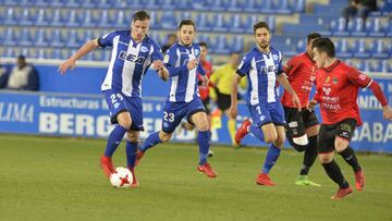 Ermedin Demirovic controla el balón durante el partido de Copa del Rey entre Alavés y Formentera.