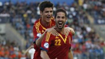 Isco es abrazado por Morata tras marcar el 2-0 a Holanda el pasado mi&eacute;rcoles.