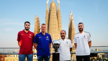 BARCELONA, 15/6/2023.- Los entrenadores de Barcelona, Saras Jasikevicius (2-i), y del Real Madrid, Chus Mateo (2-d), y los jugadores, ?lex Abrines (i), del Barcelona, y Sergio Rodr¨ªguez, del Real Madrid, posan con el trofeo durante la presentaci¨®n oficial de la final de la Liga Endesa de baloncesto celebrada este jueves en Barcelona. EFE/Enric Fontcuberta