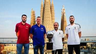 Los entrenadores de Barcelona, Saras Jasikevicius (2-i), y del Real Madrid, Chus Mateo (2-d), y los jugadores, Álex Abrines (i), del Barcelona, y Sergio Rodríguez, del Real Madrid, posan con el trofeo durante la presentación oficial de la final de la Liga Endesa de baloncesto celebrada este jueves en Barcelona.