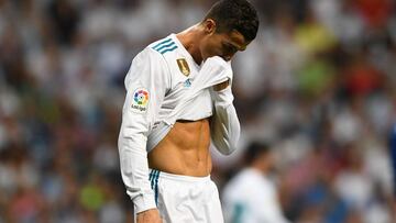 Real Madrid&#039;s Portuguese forward Cristiano Ronaldo reacts during the Spanish league football match Real Madrid CF vs RCD Espanyol at the Santiago Bernabeu stadium in Madrid on October 1, 2017. / AFP PHOTO / GABRIEL BOUYS