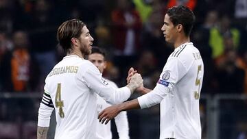 Ramos saluda a Varane.