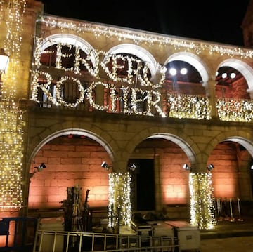 Así de bonito lució la iluminación del pueblo zamorano de Puebla de Sanabria durante el ensayo general tras ganar el concurso navideño de Ferrero Rocher para ser la localidad mejor iluminada de España. 