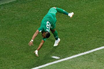 Salem Al-Dawsari celebra el gol haciendo una voltereta lateral.