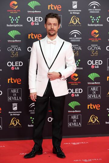 El actor Jan Cornet posa con un traje Dsquared2.