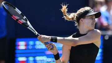 La tenista canadiense Eugenie Bouchard devuelve una bola ante Barbora Strycova durante su partido en el Aegon International de Eastbourne.