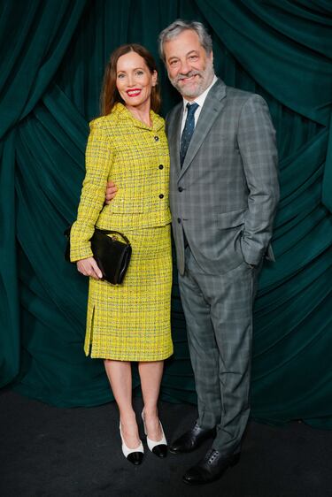 Leslie Mann y Judd Apatow posan en la alfombra roja de la cena anual Pre-Oscar celebrada en Beverly Hills.
