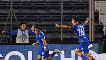 Cruz Azul's Rodrigo Huescas (L) celebrates after scoring against San Luis during the 2024 Mexican Clausura tournament match at the Ciudad de los Deportes stadium in Mexico City on February 10, 2024. (Photo by CARL DE SOUZA / AFP)