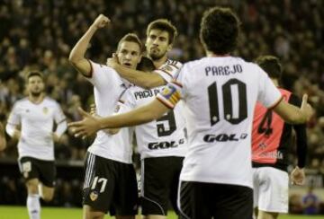 El delantero de Valencia Rodrigo celebra un gol con sus compañeros de equipo durante el partido de fútbol de la liga española de Valencia CF-UD Almería 