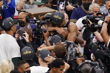 Abrazo entre Giannis Antetokounmpo y Khris Middleton tras ganar el anillo de la NBA. 
