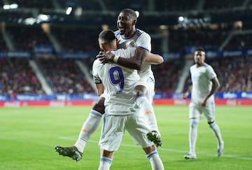 0-1. David Alaba celebra el primer gol con Karim Benzema.