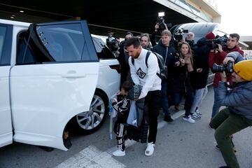 El jugador argentino y el uruguayo llegaron con sus respectivas familias al Aeropuerto de Barcelona tras disfrutar de las vacaciones de Navidad.