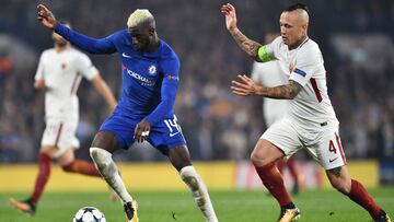 Chelsea&#039;s French midfielder Tiemoue Bakayoko (L) vies with Roma&#039;s Belgian midfielder Radja Nainggolan during a UEFA Champions league group stage football match between Chelsea and Roma at Stamford Bridge in London on October 18, 2017. / AFP PHOT