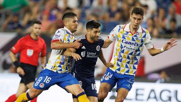 Foxborough (United States), 26/07/2023.- New England Revolution midfielder Carles Gil (C) gets through Atletico San Luis midfielder Javier Guemez (L) and Atletico San Luis midfielder Rodrigo Dourado (R) during the first half of the Leagues Cup 2023 Group Stage match between the New England Revolution and Atletico de San Luis, in Foxborough, Massachusetts, USA, 26 July 2023. EFE/EPA/CJ GUNTHER