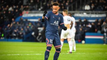 Neymar, jugador del Paris Saint-Germain, celebra un gol.