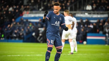 Neymar, jugador del Paris Saint-Germain, celebra un gol.