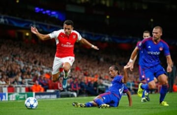 Alexis Sanchez durante el duelo de Arsenal ante Olympiacos por la segunda fecha de la Liga de Campeones.