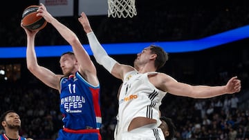 Istanbul (Turkey), 04/02/2025.- Real Madrid's Mario Hezonja (R) in action against Anadolu Efes' Roland Smits (L) during the Euroleague basketball match between Anadolu Efes and Real Madrid in Istanbul, Turkey, 04 February 2025. (Baloncesto, Euroliga, Turquía, Estanbul) EFE/EPA/TOLGA BOZOGLU